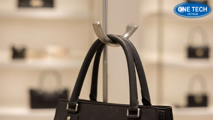 Cận cảnh móc treo túi xách có lớp chống trượt chống trầy