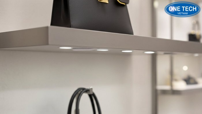 Cận cảnh phụ kiện chống trượt chống xô khi trưng bày túi xách