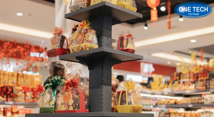 Kệ bậc thang có ụ trưng bày giỏ quà Tết Hình minh họa kệ bậc thang có ụ trưng bày giỏ quà Tết