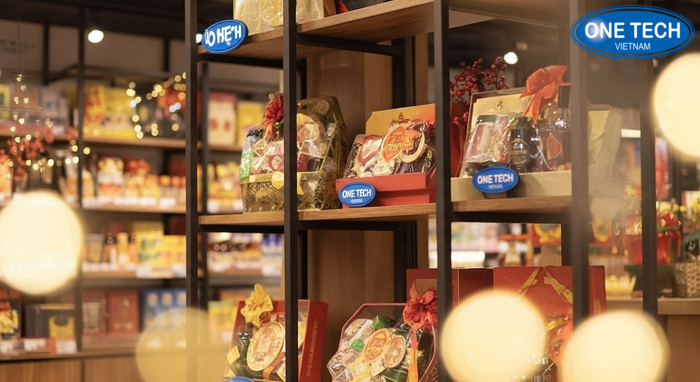 Kệ gỗ khung sắt trưng bày giỏ quà Tết Hình minh họa kệ gỗ khung sắt trưng bày giỏ quà Tết