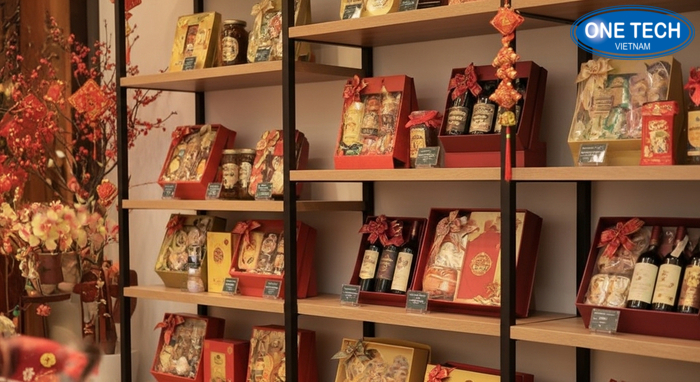 Kệ gỗ khung sắt sang trọng cho giỏ quà Tết Kệ gỗ khung sắt trưng bày giỏ quà biếu cao cấp