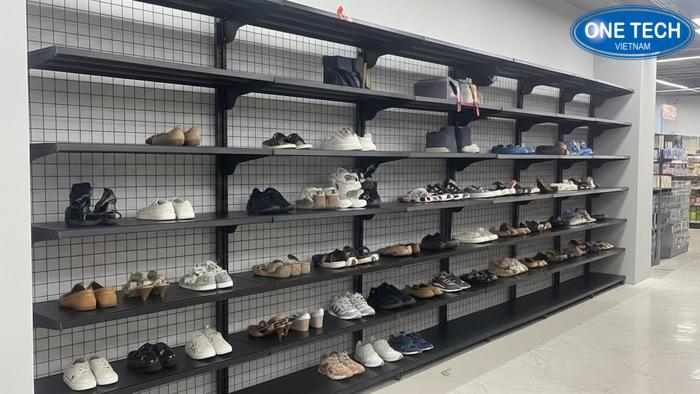 Mẫu kệ siêu thị lưng lưới dùng để trưng bày giày dép phổ thông