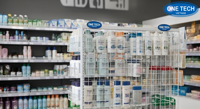 Kệ treo dầu gội dây trong siêu thị mini giúp quầy hàng gọn và dễ chọn