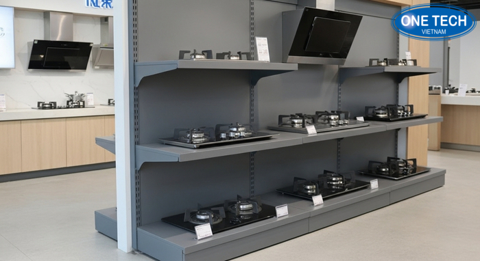 Kệ trưng bày bếp gas trong cửa hàng thiết bị bếp bố trí gọn gàng, dễ quan sát