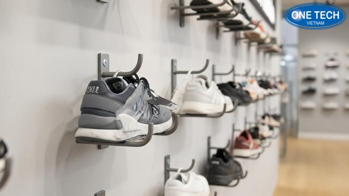 Hệ thống móc treo giày thể thao gắn tường hiện đại