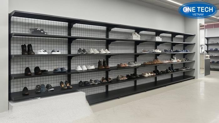 Không gian cửa hàng giày dép chuyên nghiệp với hệ thống kệ trưng bày hiện đại