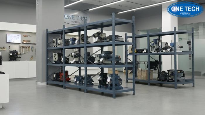 Tổng quan không gian trưng bày máy móc chuyên nghiệp tại showroom