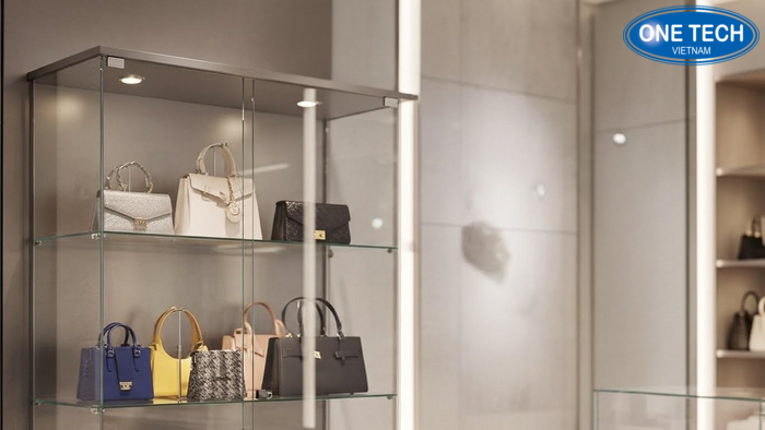 Tủ kính có LED trưng bày túi xách trong showroom
