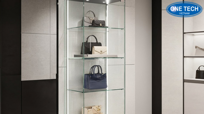 Tủ kính trưng bày túi xách có đèn LED tạo cảm giác sang trọng