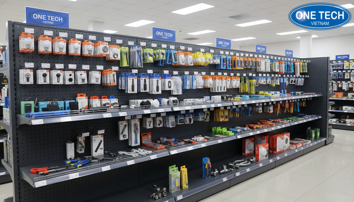 Bố trí kệ cửa hàng điện nước Ví dụ bố trí kệ trong cửa hàng điện nước với khu phụ kiện móc treo