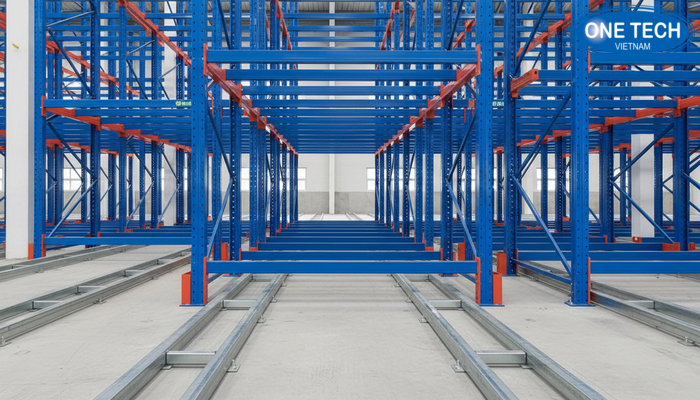 Cấu tạo kệ drive in có chú thích Sơ đồ cấu tạo kệ drive in gồm khung cột, ray đỡ pallet và ray dẫn hướng xe nâng