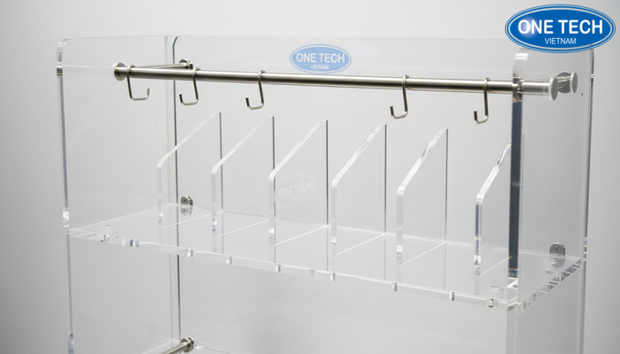 Chi tiết kệ mica trưng bày thắt lưng Cận cảnh chi tiết cấu tạo kệ mica trưng bày dây nịt gồm thanh treo và ngăn chia
