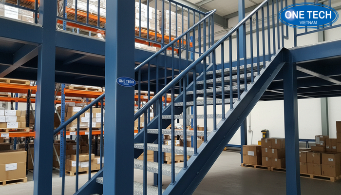Chi tiết lan can và cầu thang an toàn trên kệ sàn Mezzanine
