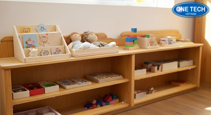 Kệ gỗ Montessori thấp, ngăn mở giúp trẻ dễ lấy và cất đồ chơi