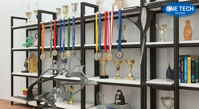 Kệ treo huy chương kết hợp thanh treo và mặt kệ đặt cúp nhỏ