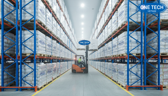 Kệ drive in trong kho lạnh Kho lạnh sử dụng kệ drive in để tăng sức chứa pallet và tối ưu chi phí vận hành