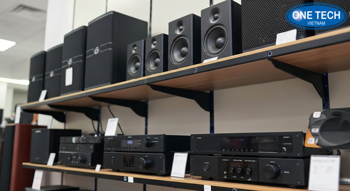 Bố trí loa amply gọn gàng với kệ trưng bày loa Hệ thống loa và amply sắp xếp gọn gàng trên kệ trưng bày