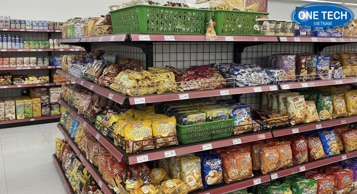 Kệ rổ trưng bày mì tôm kết hợp snack