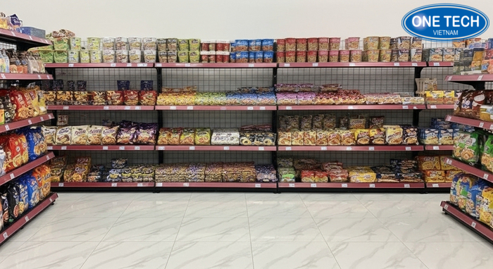 Kệ sát tường tối ưu diện tích trưng bày mì tôm