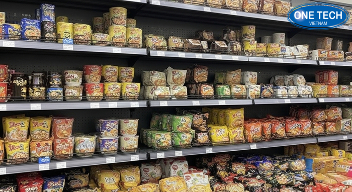 Kệ thép đa tầng trưng bày mì tôm trong minimart