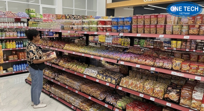 Kệ trưng bày mì tôm giúp quầy hàng gọn gàng và dễ mua