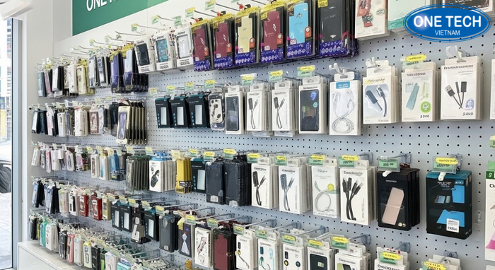 Kệ treo móc trưng bày phụ kiện điện thoại Mẫu kệ treo móc trưng bày ốp lưng cáp sạc theo dãy