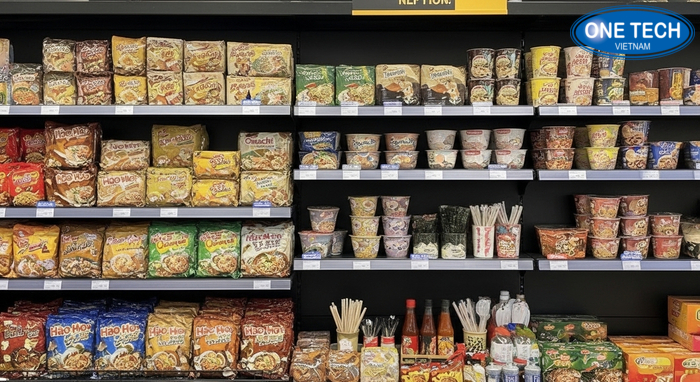 Phối cảnh trưng bày nhiều nhóm mì tôm trên kệ
