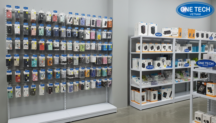 So sánh thiết kế kệ trưng bày phụ kiện điện thoại So sánh thiết kế kệ treo móc và kệ đứng đa tầng theo diện tích cửa hàng