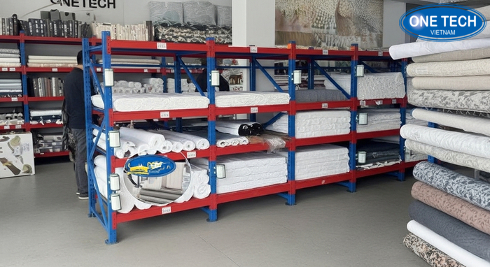 Kệ trưng bày vải cho cửa hàng Ứng dụng kệ trưng bày vải trong cửa hàng vải